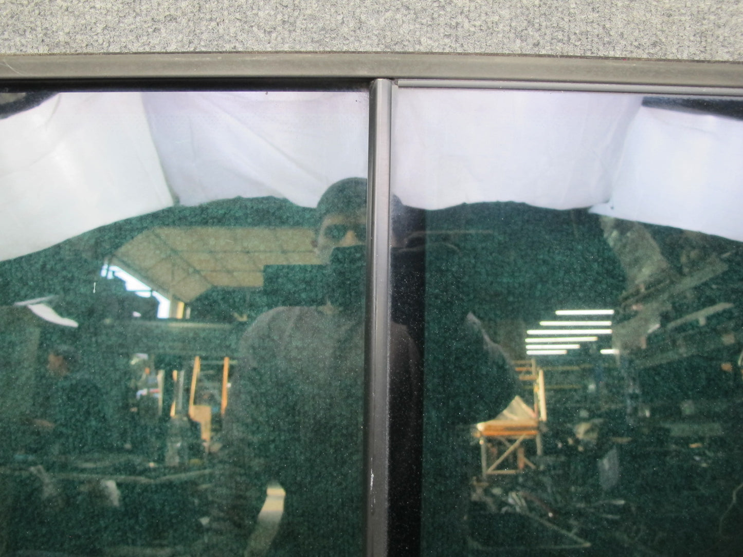 01-03 VW Eurovan T4 Center Middle Right Movable Glass Window OEM