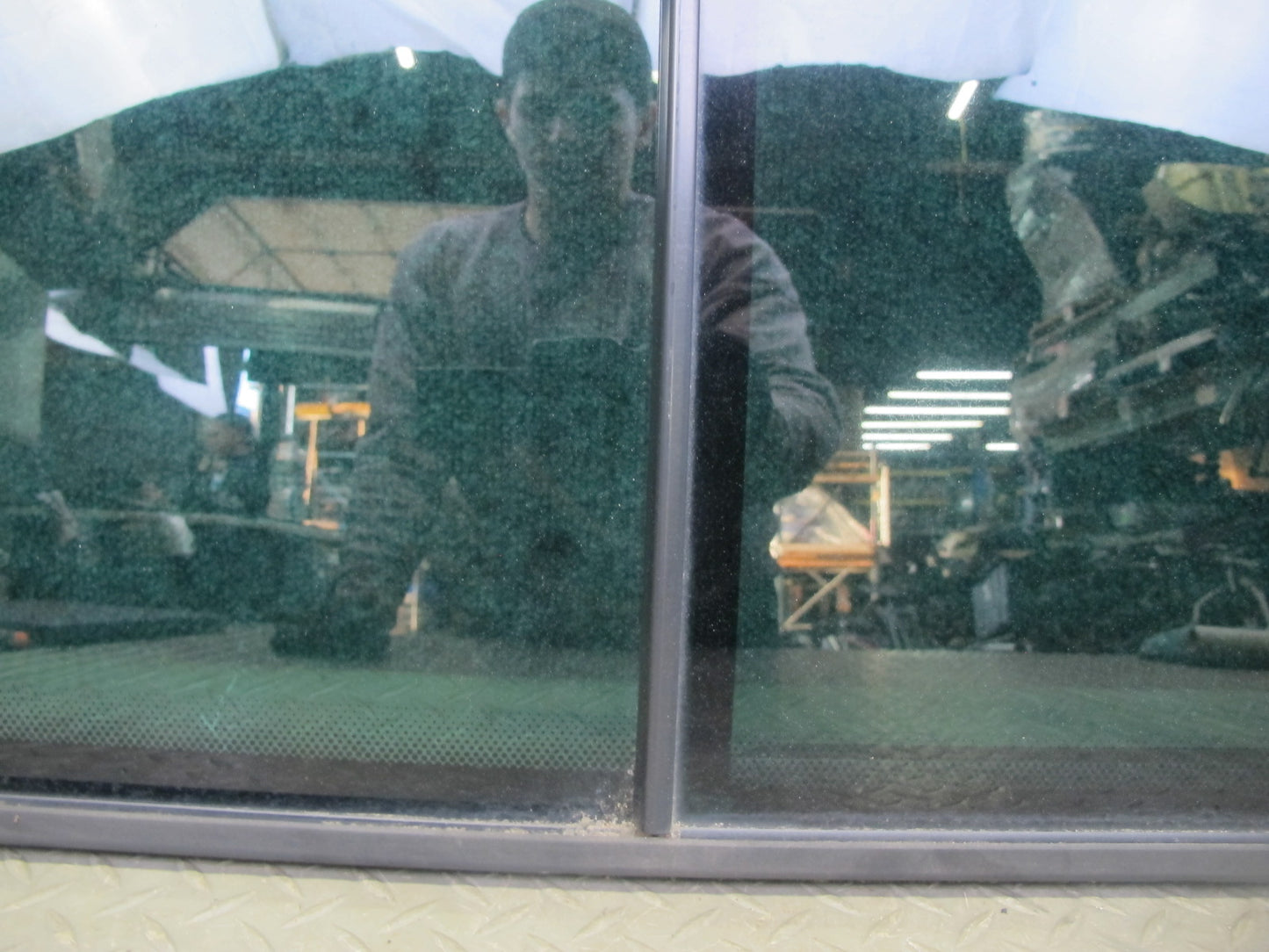 01-03 VW Eurovan T4 Center Middle Right Movable Glass Window OEM