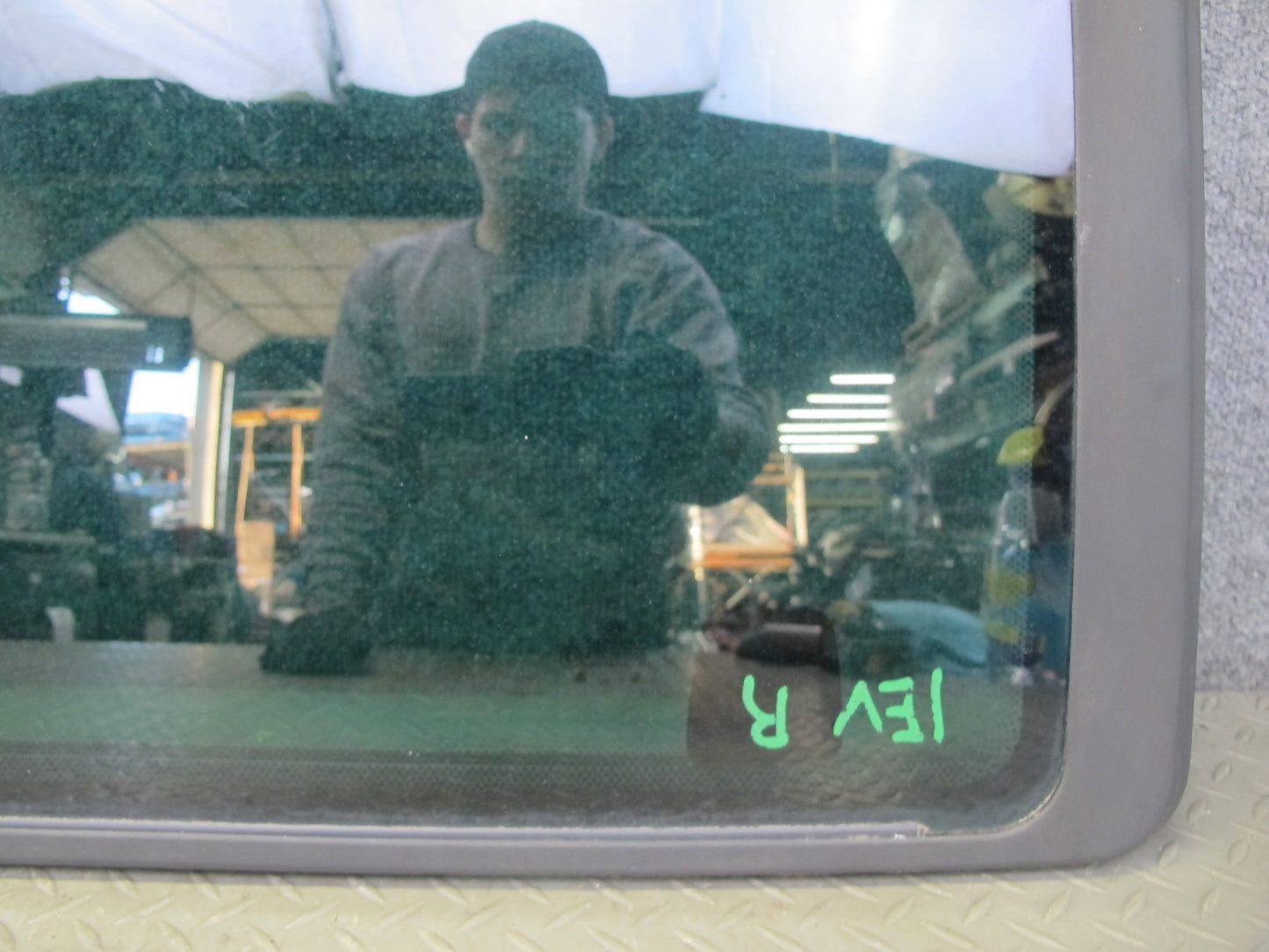 01-03 VW Eurovan T4 Center Middle Right Movable Glass Window OEM