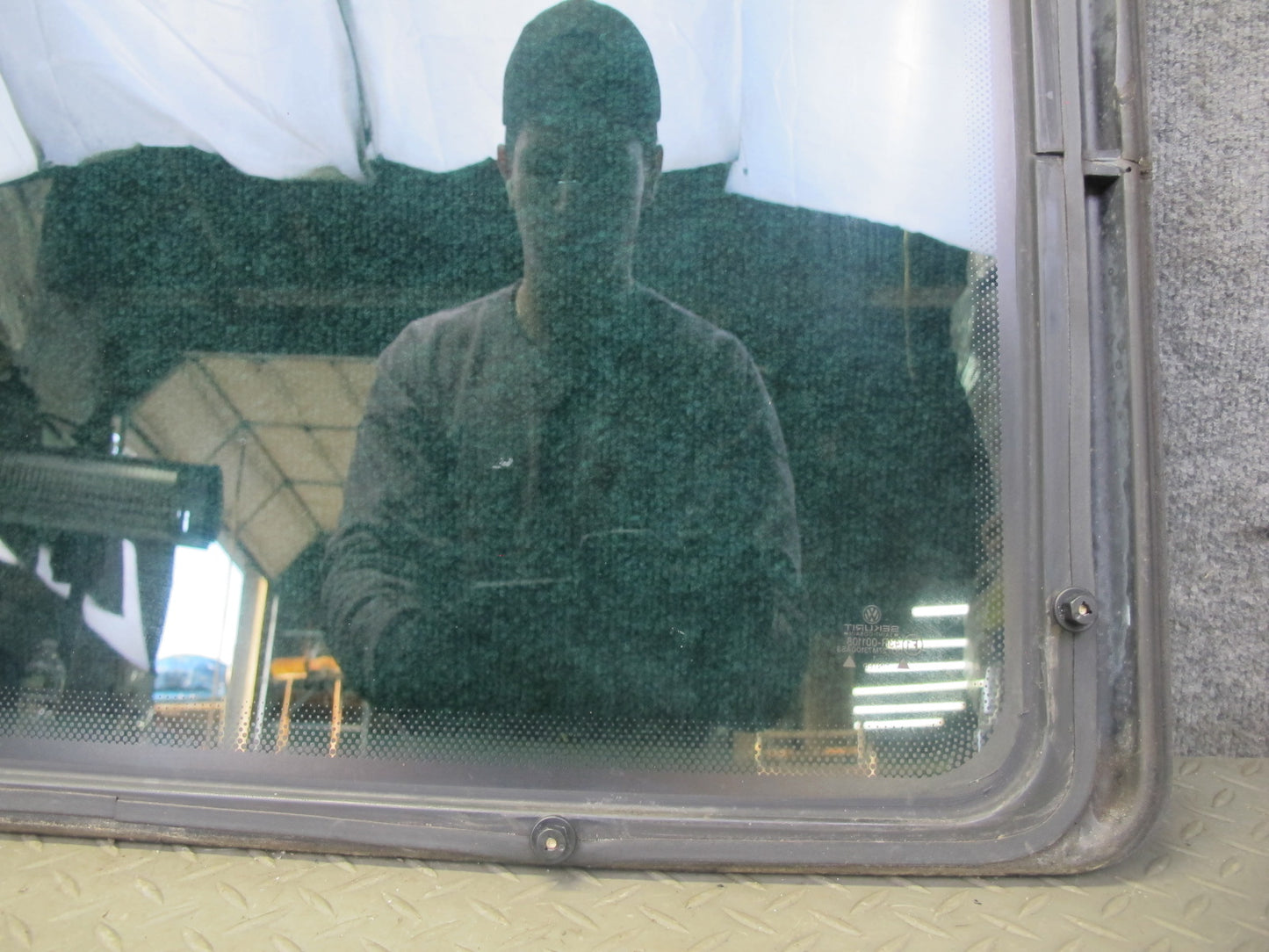 01-03 VW Eurovan T4 Center Middle Right Movable Glass Window OEM