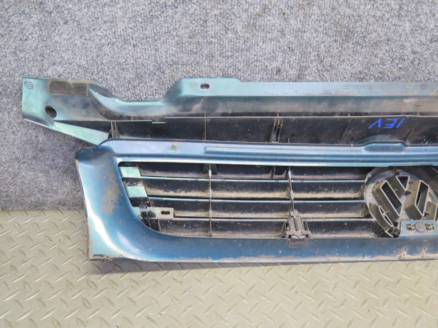 97-03 VW Eurovan T4 Front Radiator Upper Grille w Emblem Green 7D0853651 OEM