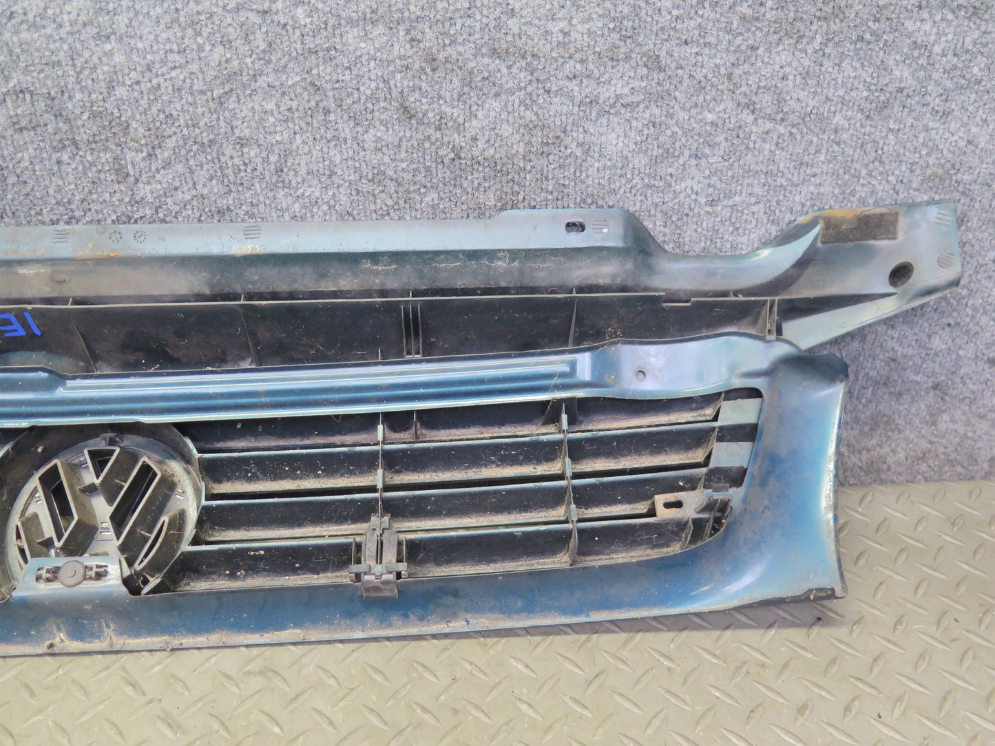 97-03 VW Eurovan T4 Front Radiator Upper Grille w Emblem Green 7D0853651 OEM