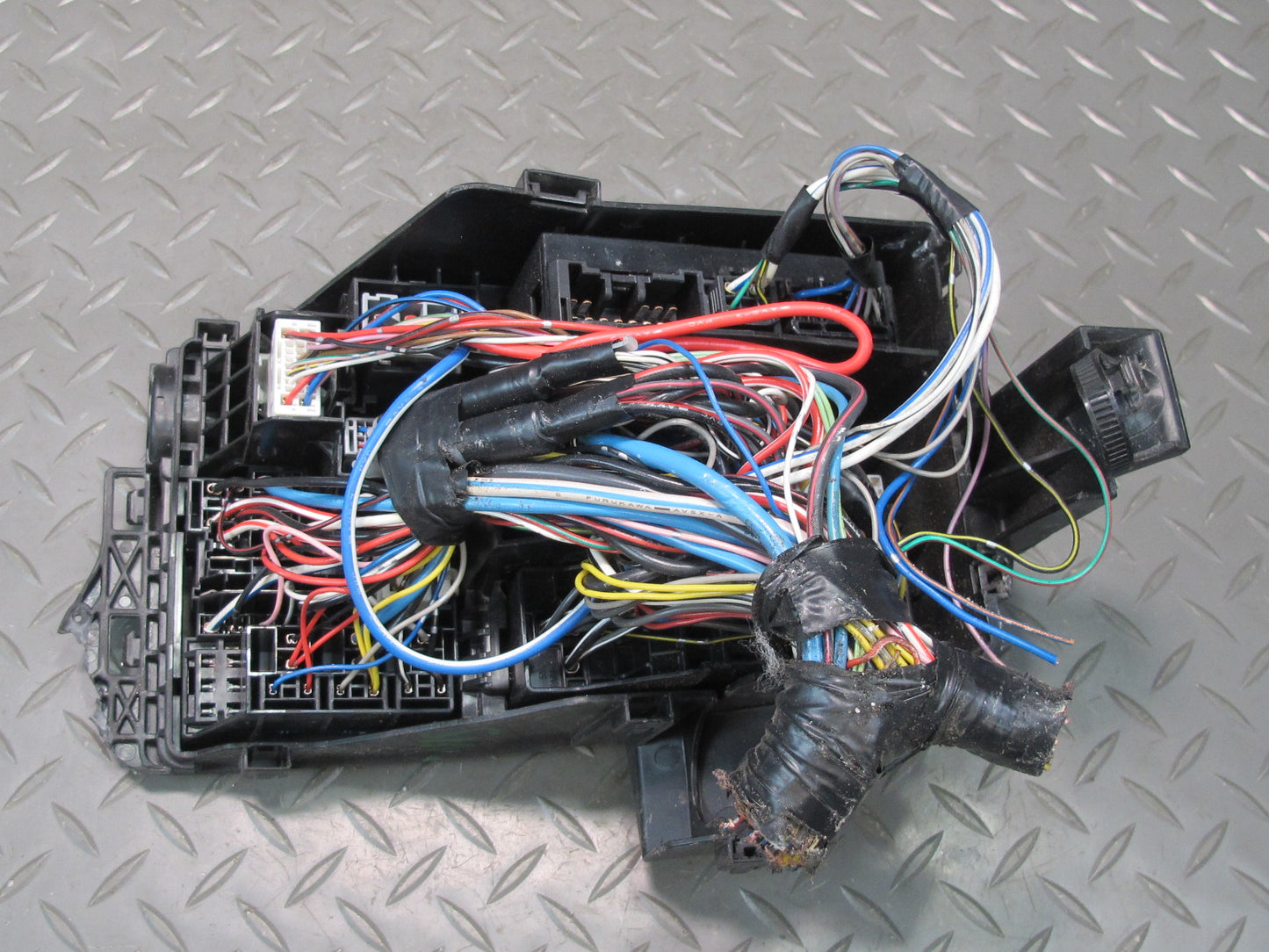 10-11 Lexus IS350 IS250 Convertible Engine Bay Power Fuse Junction Box OEM