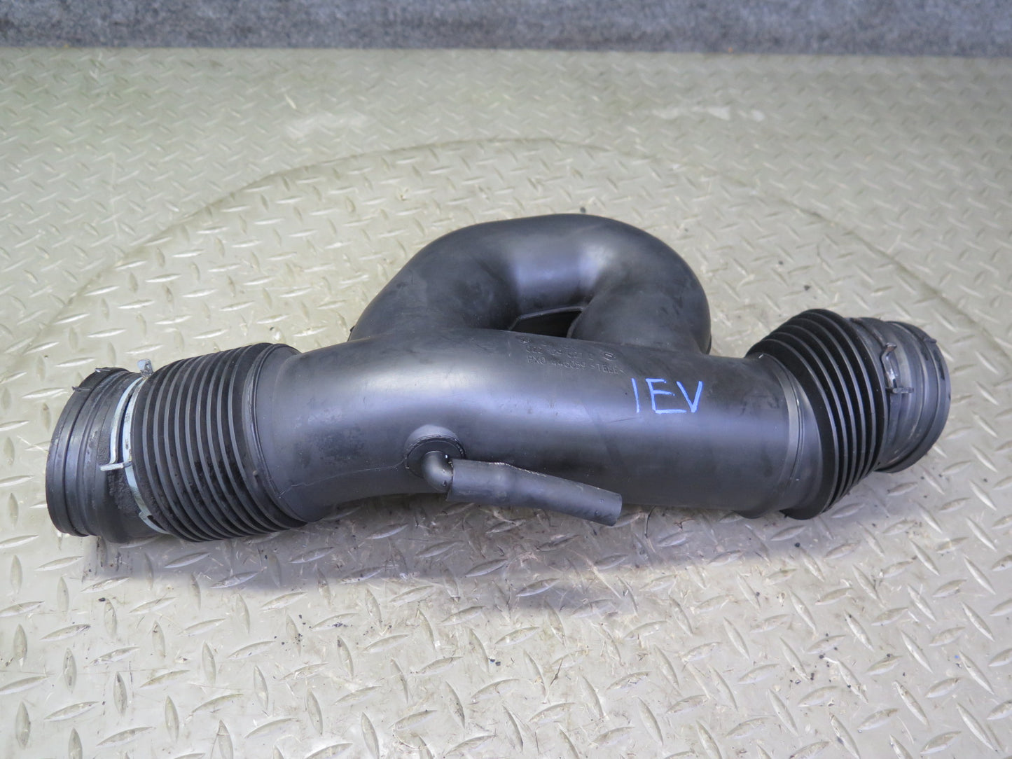 02-03 VW Eurovan T4 2.8 Engine Air Intake Duct Hose Pipe w Sensor 022129627C OEM