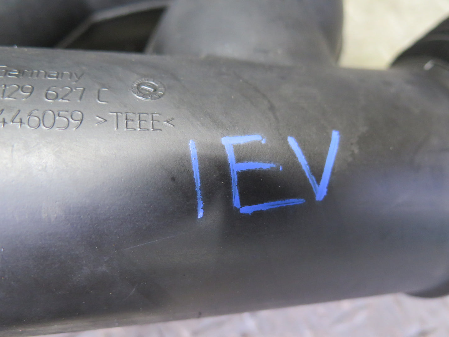 02-03 VW Eurovan T4 2.8 Engine Air Intake Duct Hose Pipe w Sensor 022129627C OEM