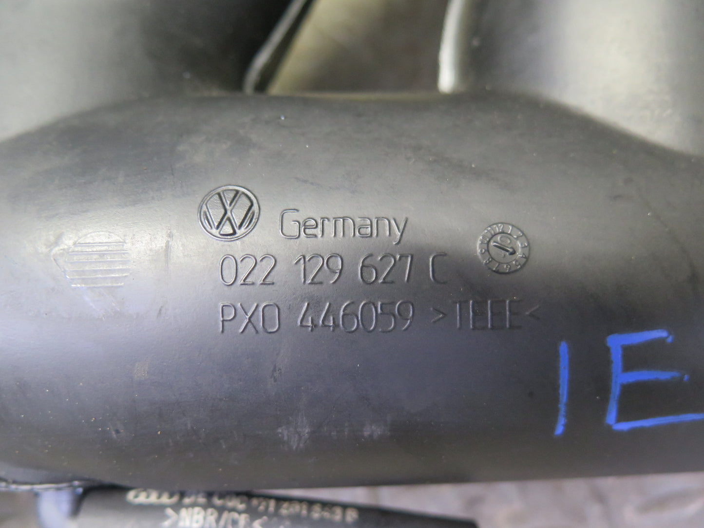 02-03 VW Eurovan T4 2.8 Engine Air Intake Duct Hose Pipe w Sensor 022129627C OEM