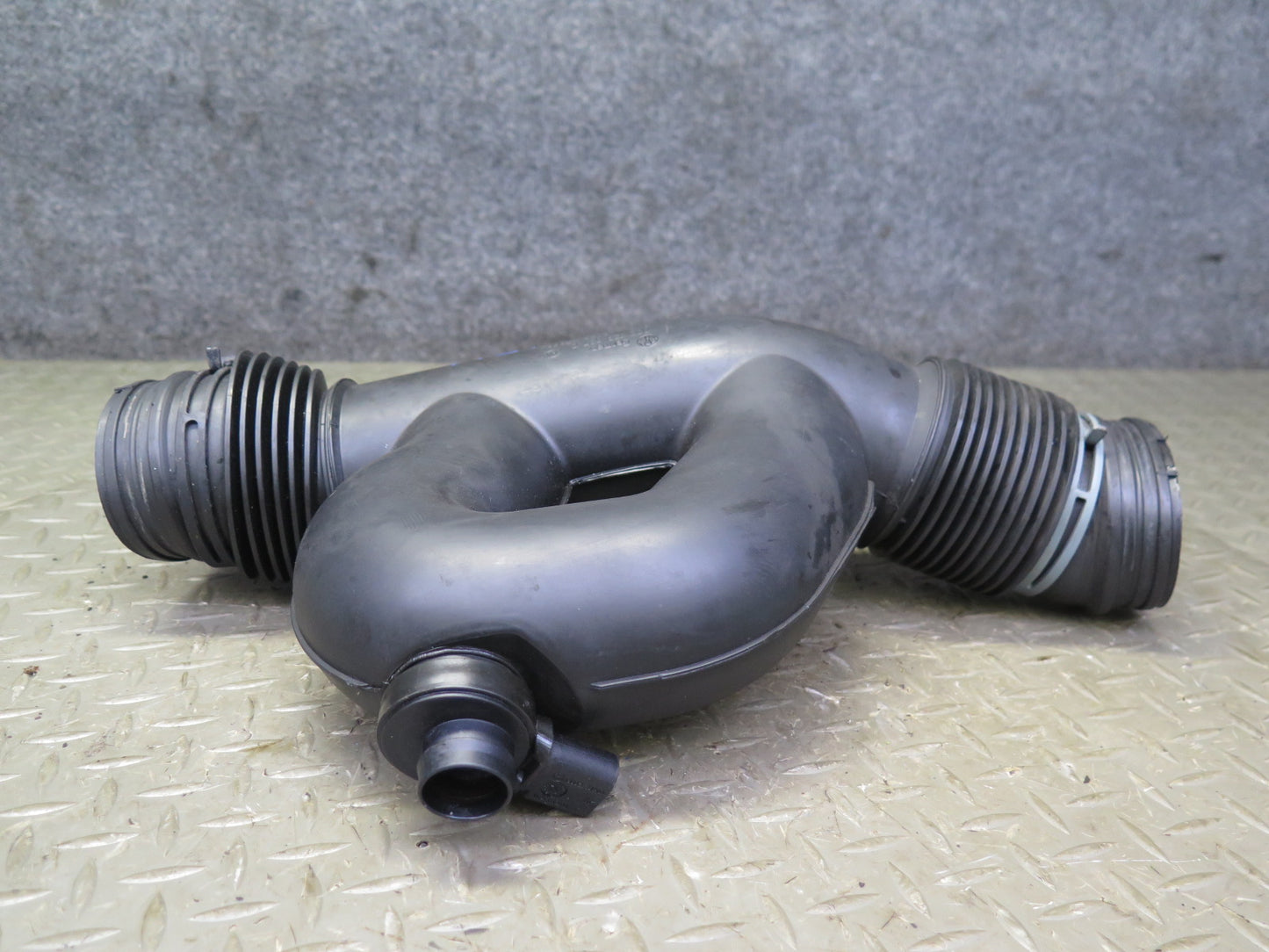 02-03 VW Eurovan T4 2.8 Engine Air Intake Duct Hose Pipe w Sensor 022129627C OEM