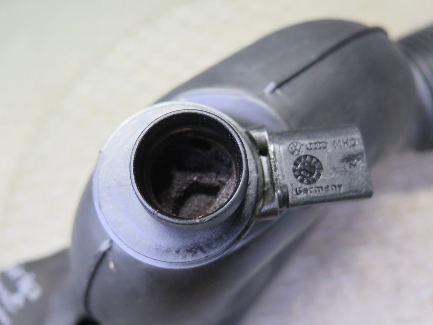 02-03 VW Eurovan T4 2.8 Engine Air Intake Duct Hose Pipe w Sensor 022129627C OEM