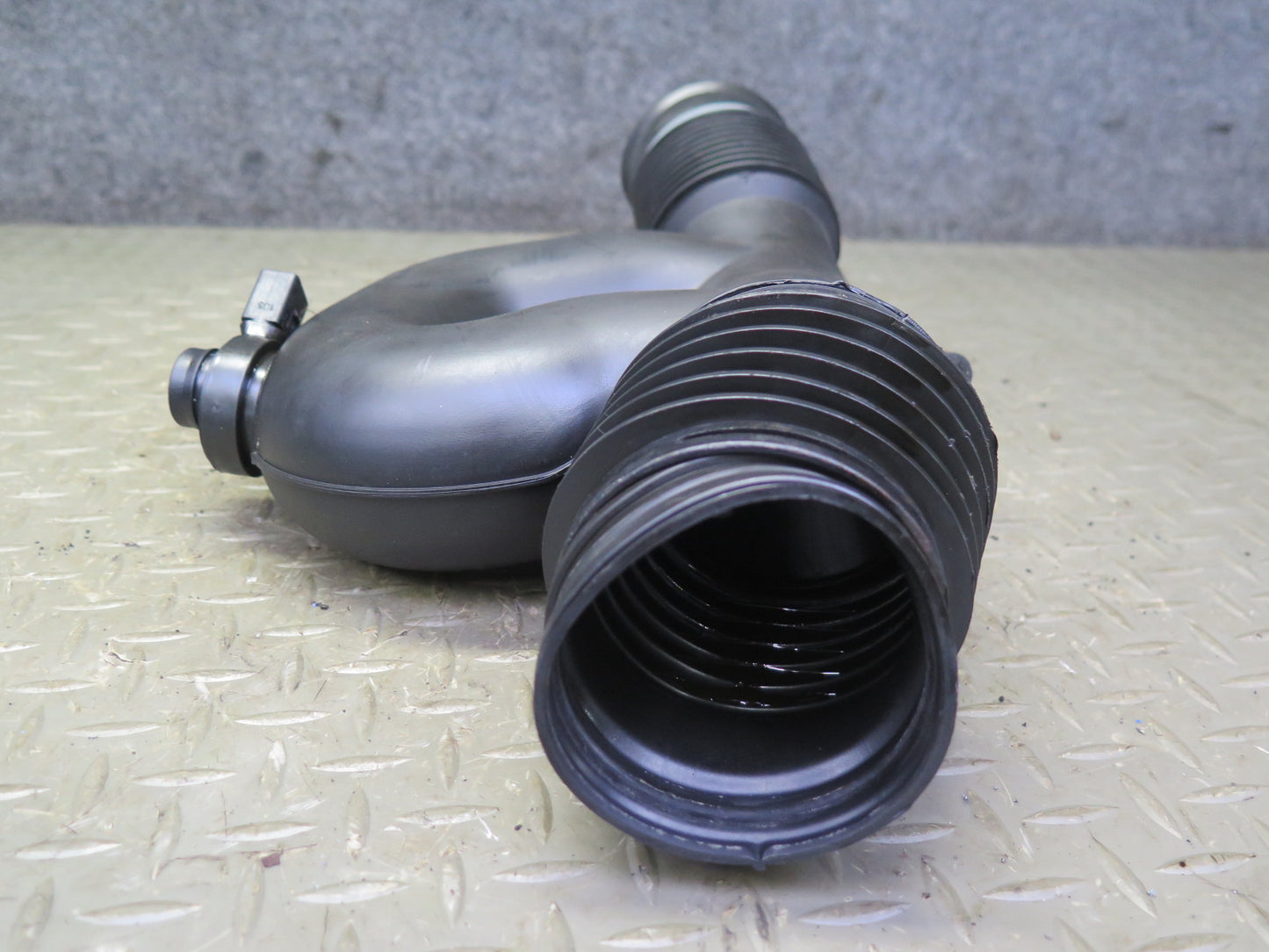 02-03 VW Eurovan T4 2.8 Engine Air Intake Duct Hose Pipe w Sensor 022129627C OEM