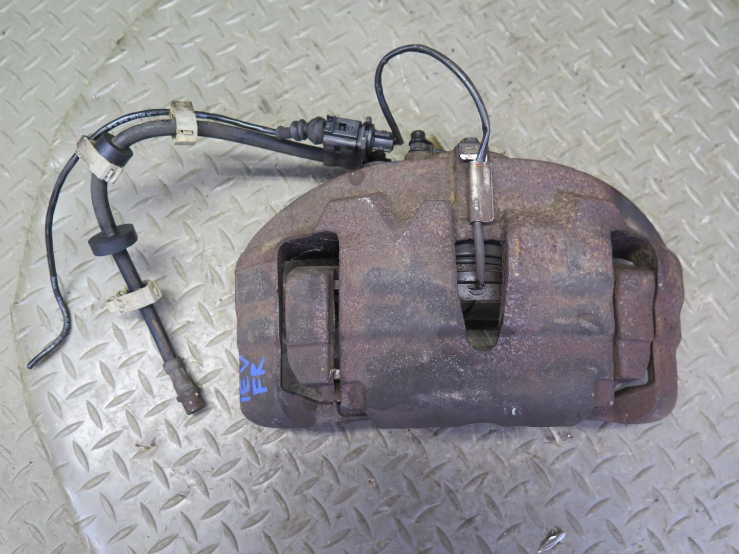 01-03 VW Eurovan T4 2.8L FWD Set of 2 Front Left & Right Brake Caliper OEM