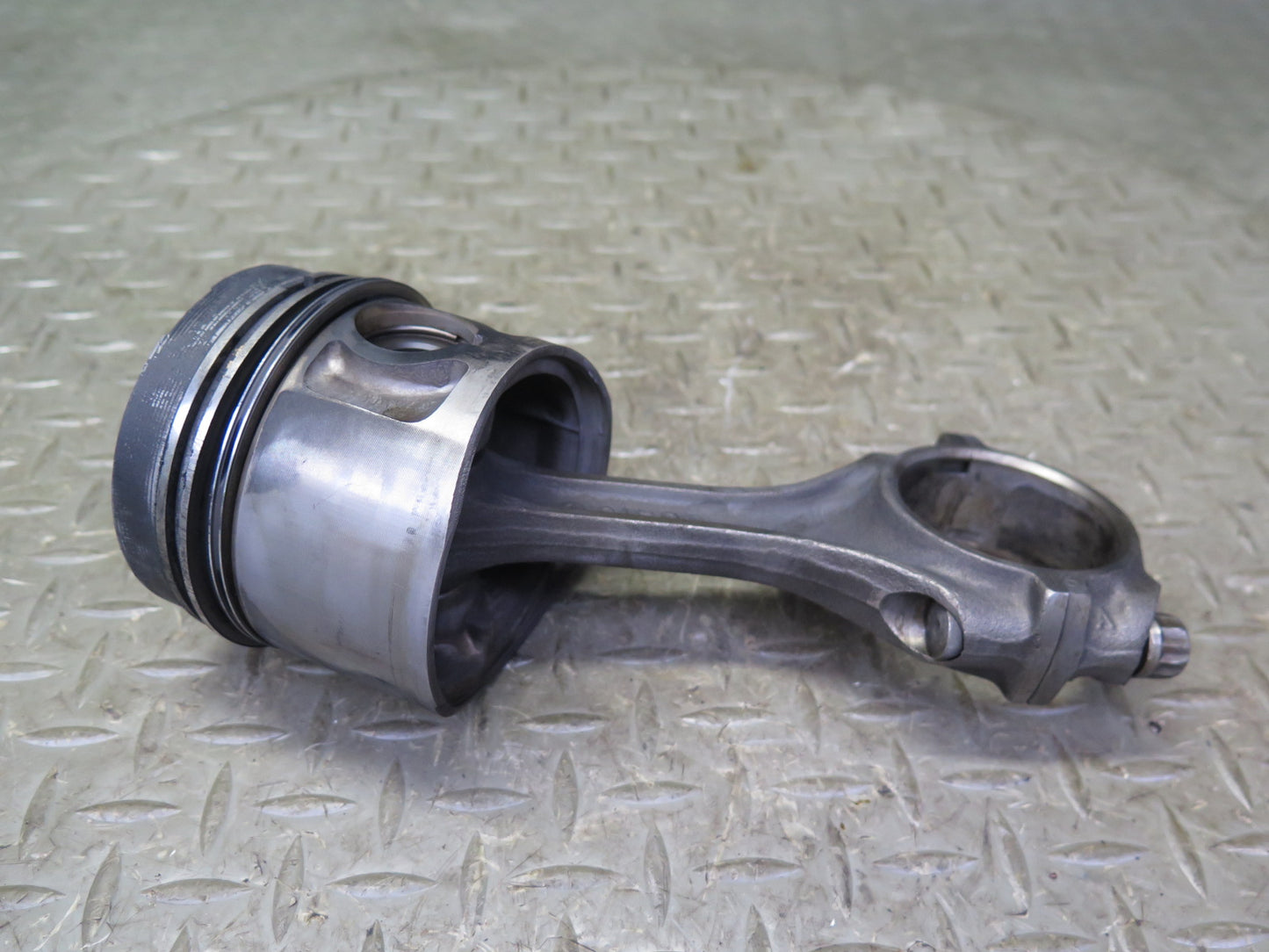 81-83 Mercedes W123 240D OM616 Diesel Set of 4 Engine Piston Connecting Rod OEM