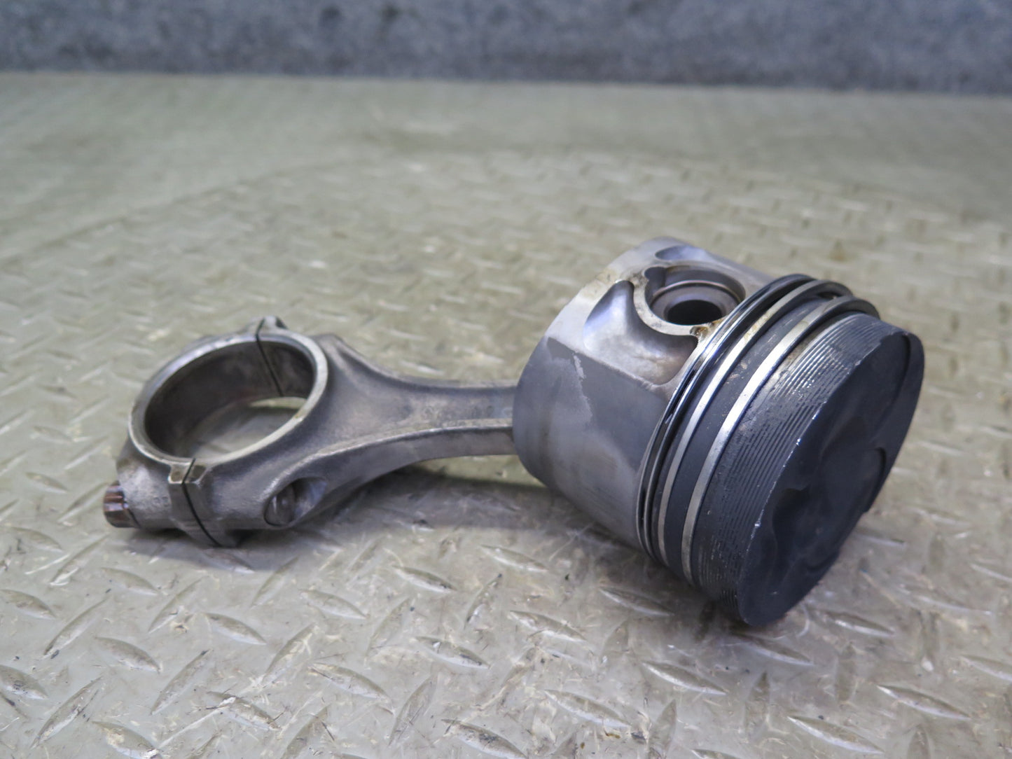 81-83 Mercedes W123 240D OM616 Diesel Set of 4 Engine Piston Connecting Rod OEM