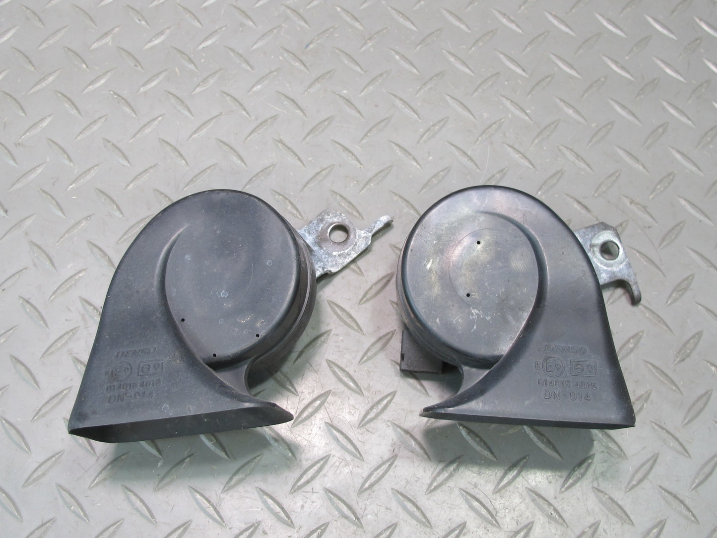 04-06 Lexus UCF30L LS430 Set of 2 High & Low Tone Note Pitch Horn Signal OEM