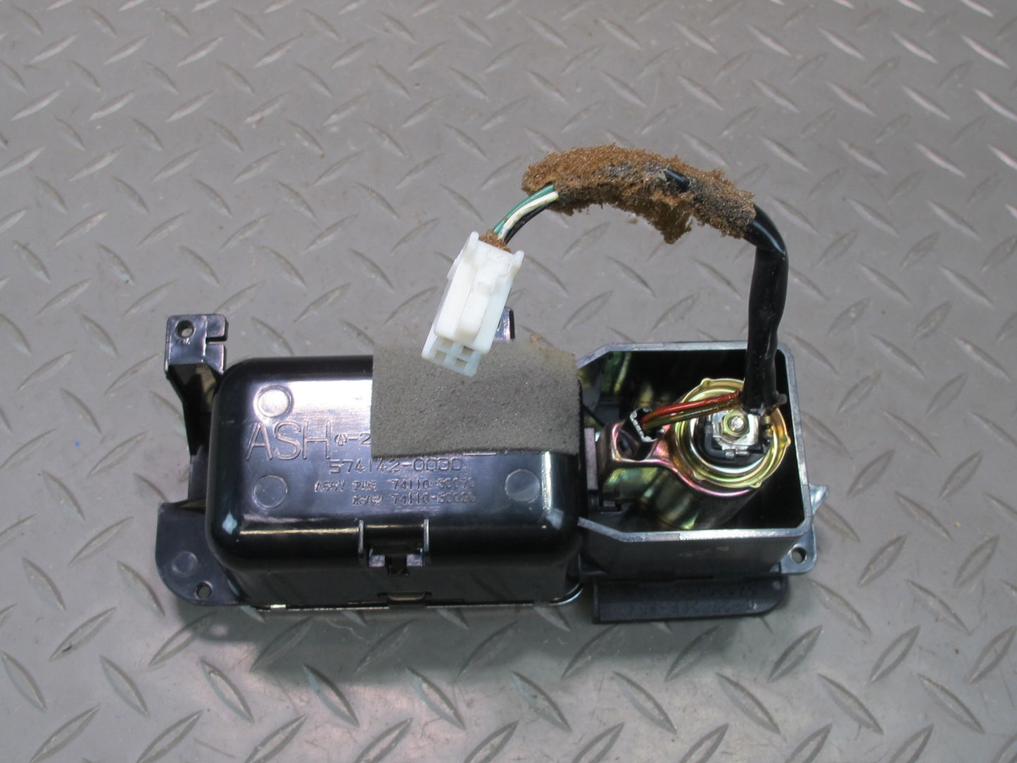 01-06 Lexus UCF30L LS430 Front Center Console Ashtray OEM