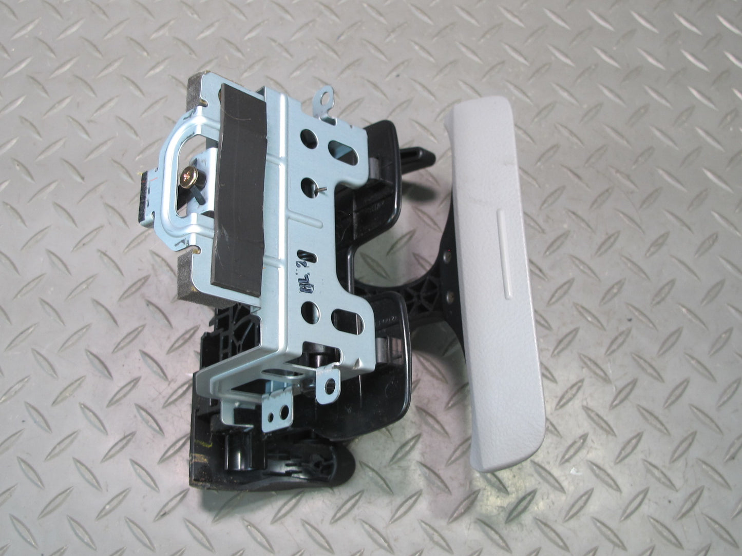 01-06 Lexus UCF30L LS430 Front Center Console CUP Holder Assembly OEM