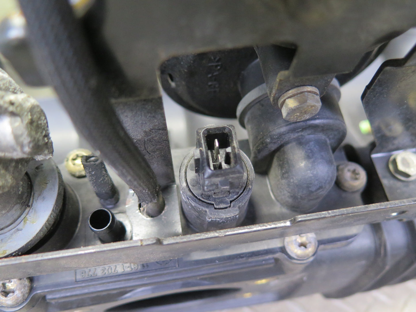 96-99 BMW E36 328iC Air Intake Manifold w Idle Control & Vent Valve 1707028 OEM