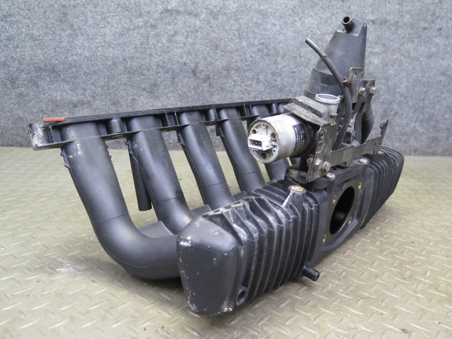 96-99 BMW E36 328iC Air Intake Manifold w Idle Control & Vent Valve 1707028 OEM