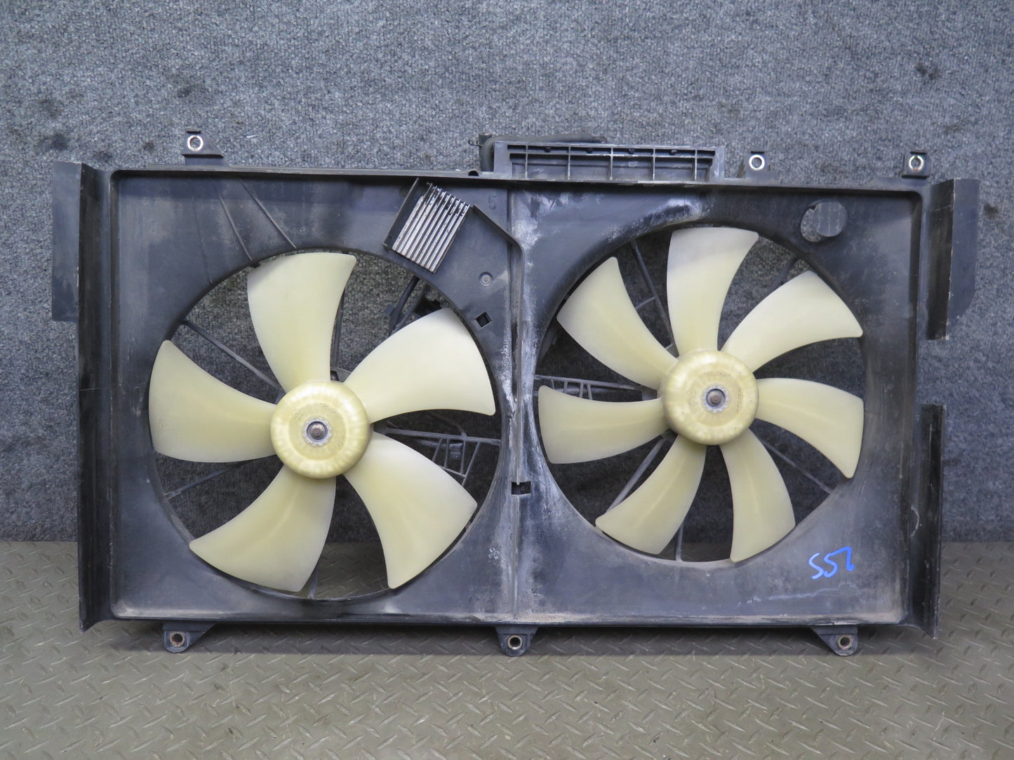 01-06 Lexus UCF30L LS430 Engine Radiator Cooling Motor Fan Shroud w Module OEM