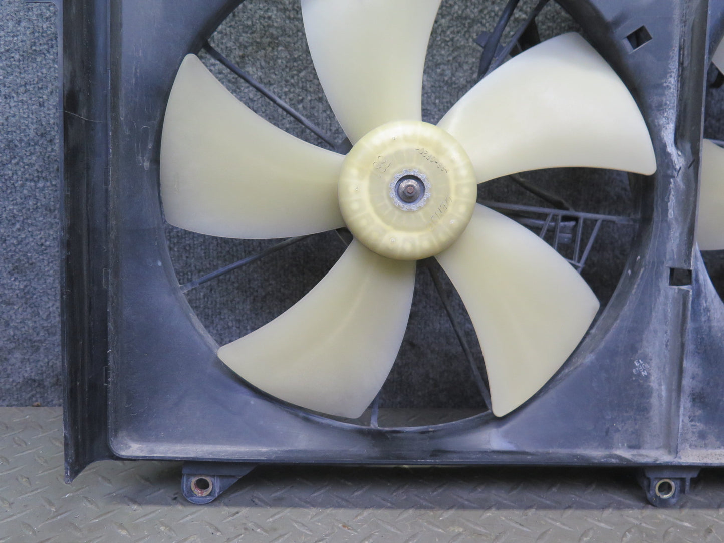 01-06 Lexus UCF30L LS430 Engine Radiator Cooling Motor Fan Shroud w Module OEM