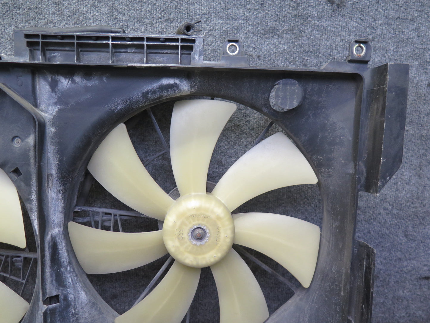 01-06 Lexus UCF30L LS430 Engine Radiator Cooling Motor Fan Shroud w Module OEM