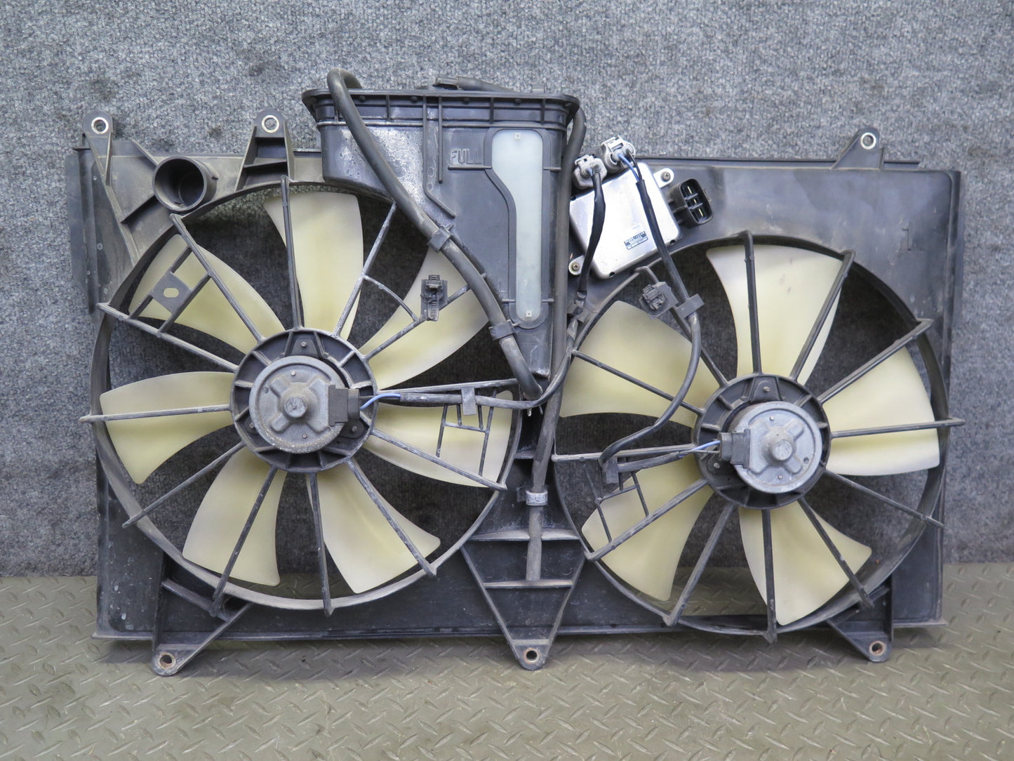 01-06 Lexus UCF30L LS430 Engine Radiator Cooling Motor Fan Shroud w Module OEM
