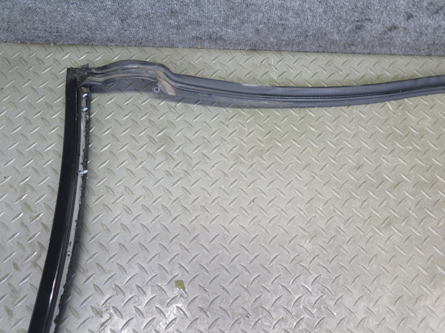 07-13 BMW E93 335i Convertible TOP Roof Center Weatherstrip Rubber Seal OEM