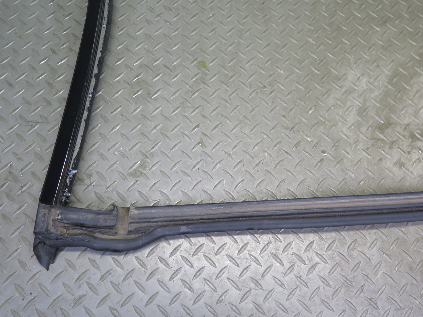 07-13 BMW E93 335i Convertible TOP Roof Center Weatherstrip Rubber Seal OEM