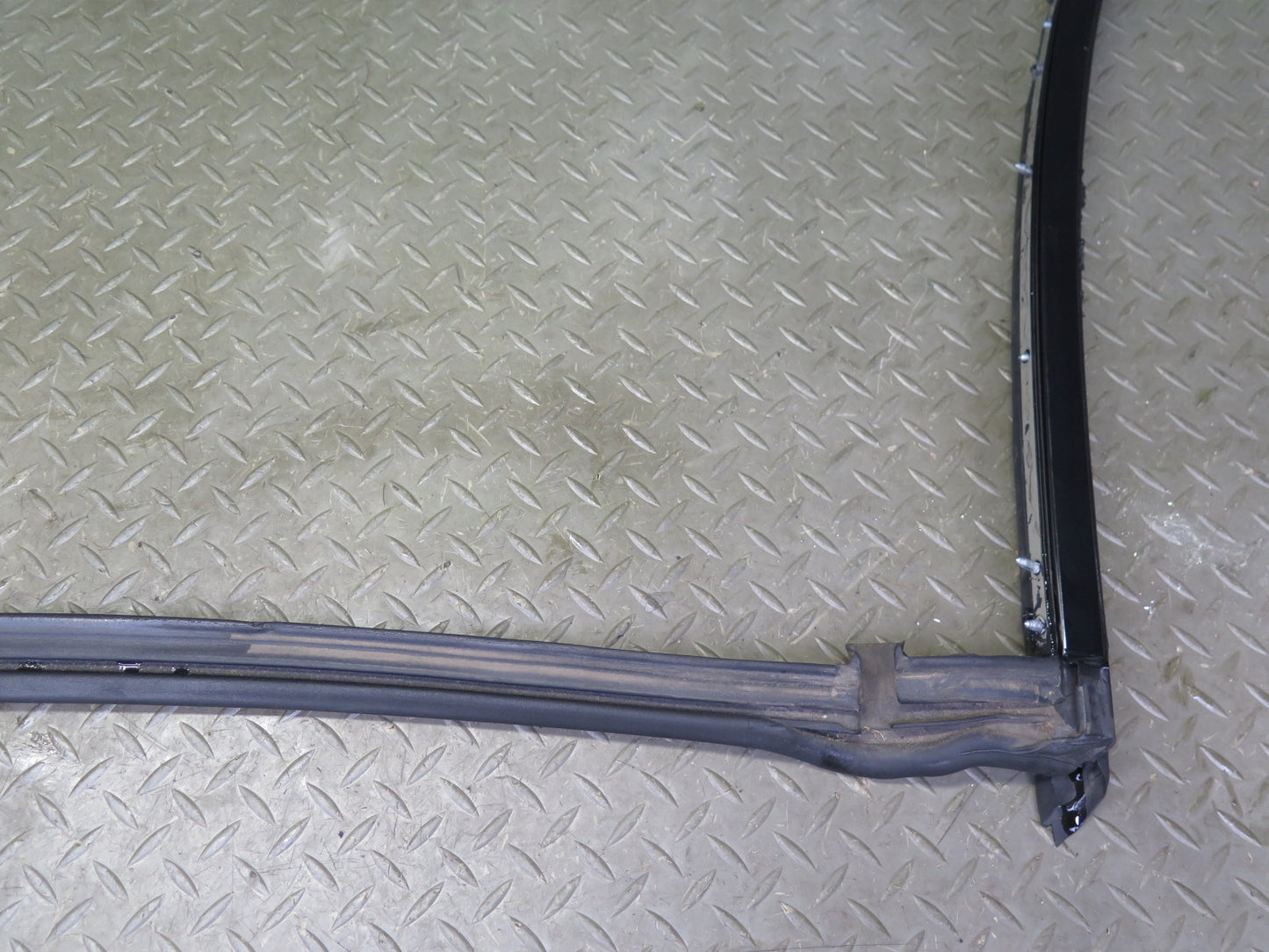 07-13 BMW E93 335i Convertible TOP Roof Center Weatherstrip Rubber Seal OEM