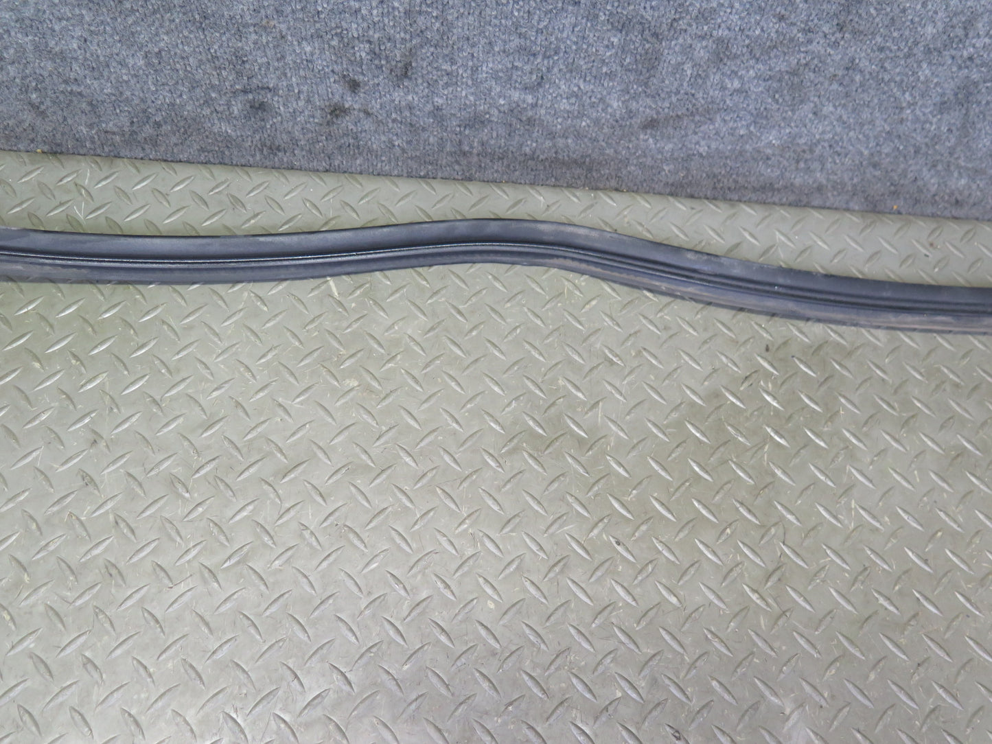07-13 BMW E93 335i Convertible TOP Roof Center Weatherstrip Rubber Seal OEM