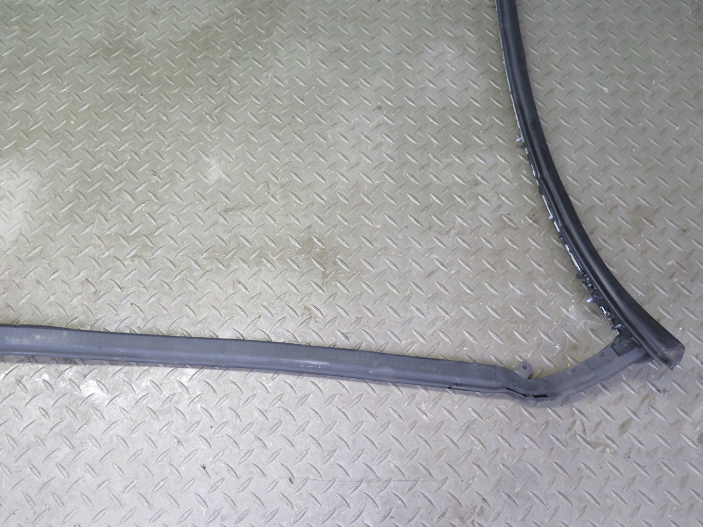 07-13 BMW E93 335i Convertible TOP Roof Center Weatherstrip Rubber Seal OEM
