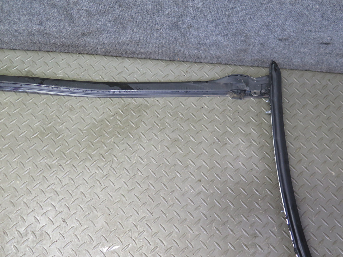 07-13 BMW E93 335i Convertible TOP Roof Center Weatherstrip Rubber Seal OEM