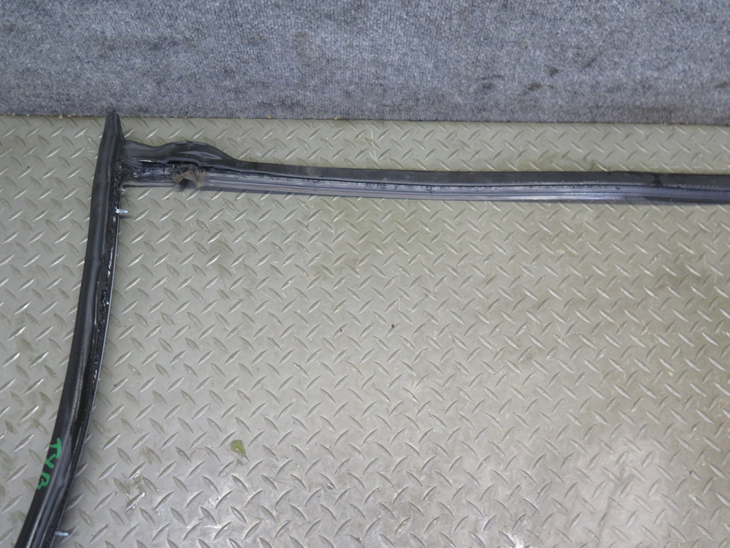 07-13 BMW E93 335i Convertible TOP Roof Center Weatherstrip Rubber Seal OEM
