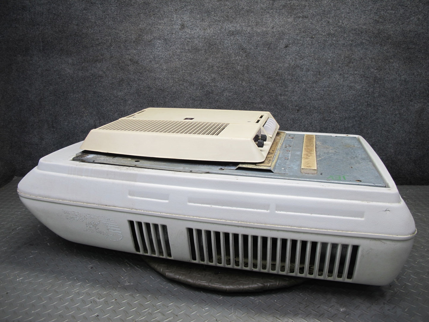 02-03 VW Eurovan T4 Winnebago Vista Coleman Mach Upper Roof Mount Air Condition