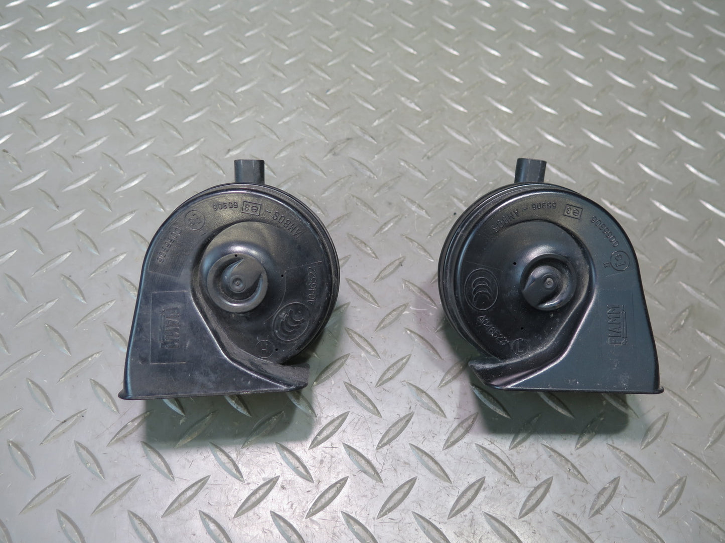 07-13 BMW E90 E92 E93 335I Set of 2 High & Low Tone Note Pitch Horn Signal OEM