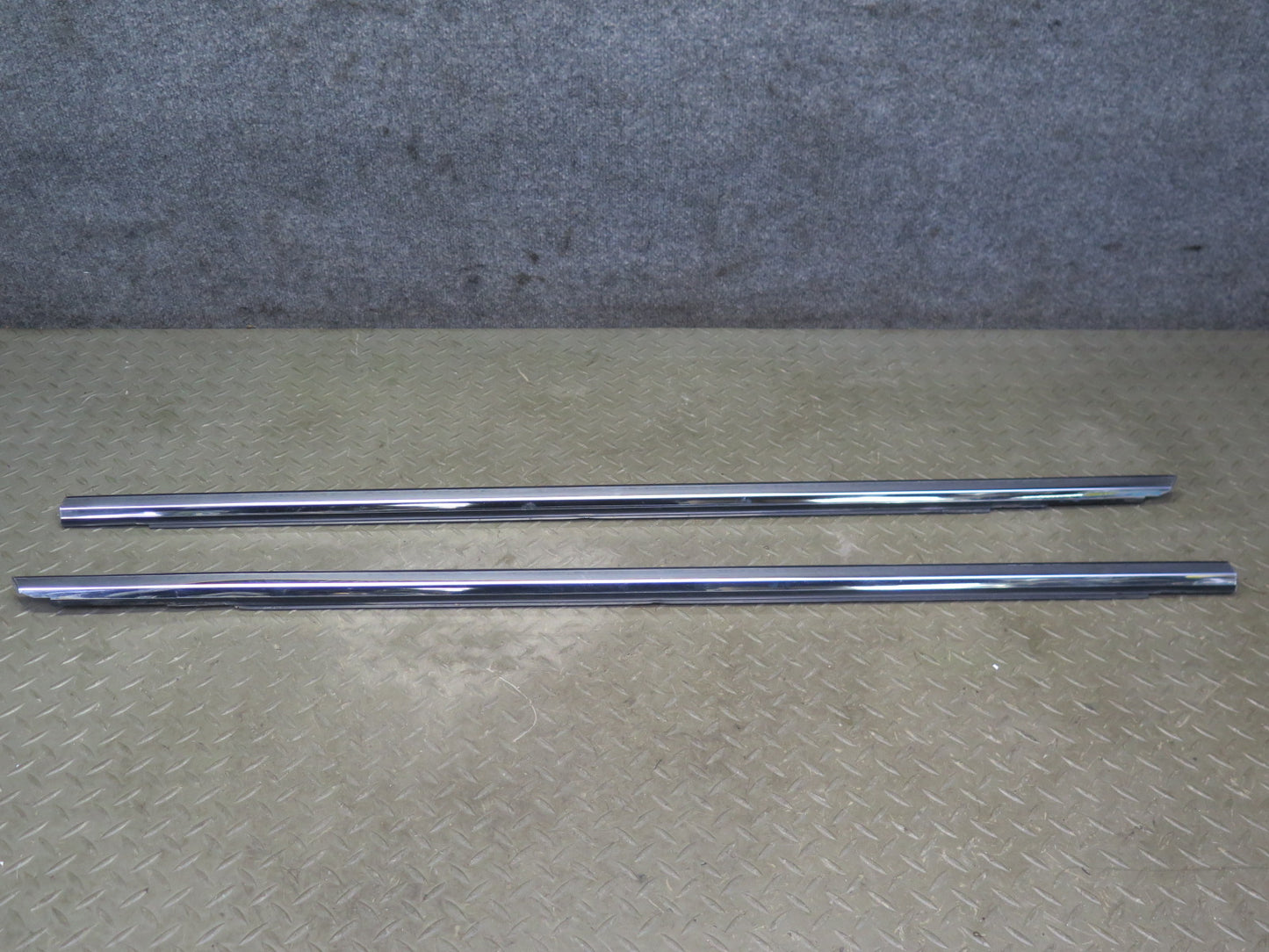 01-06 Lexus UCF30L LS430 Front Right & Left Door Weatherstrip Molding OEM