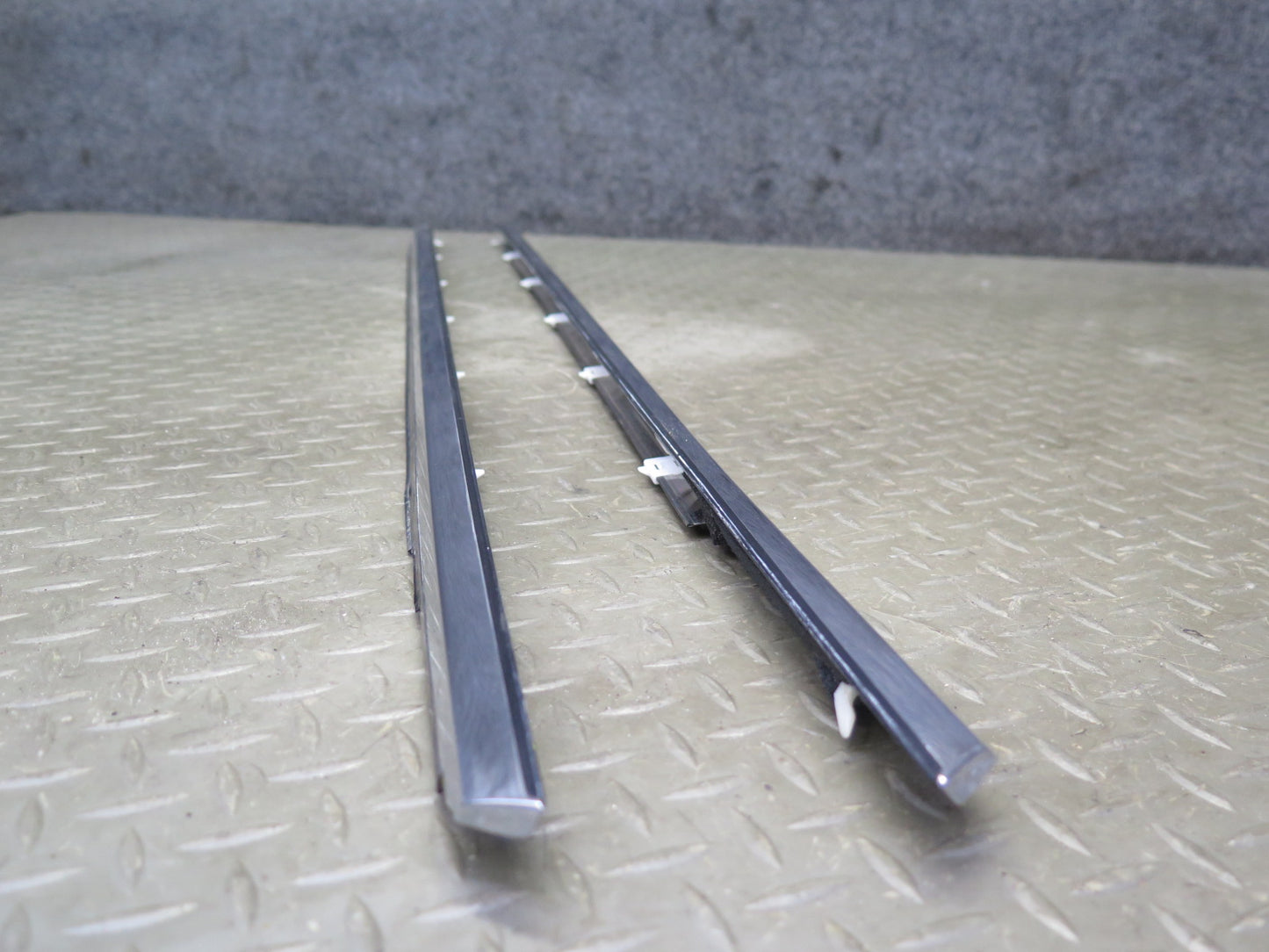 01-06 Lexus UCF30L LS430 Front Right & Left Door Weatherstrip Molding OEM