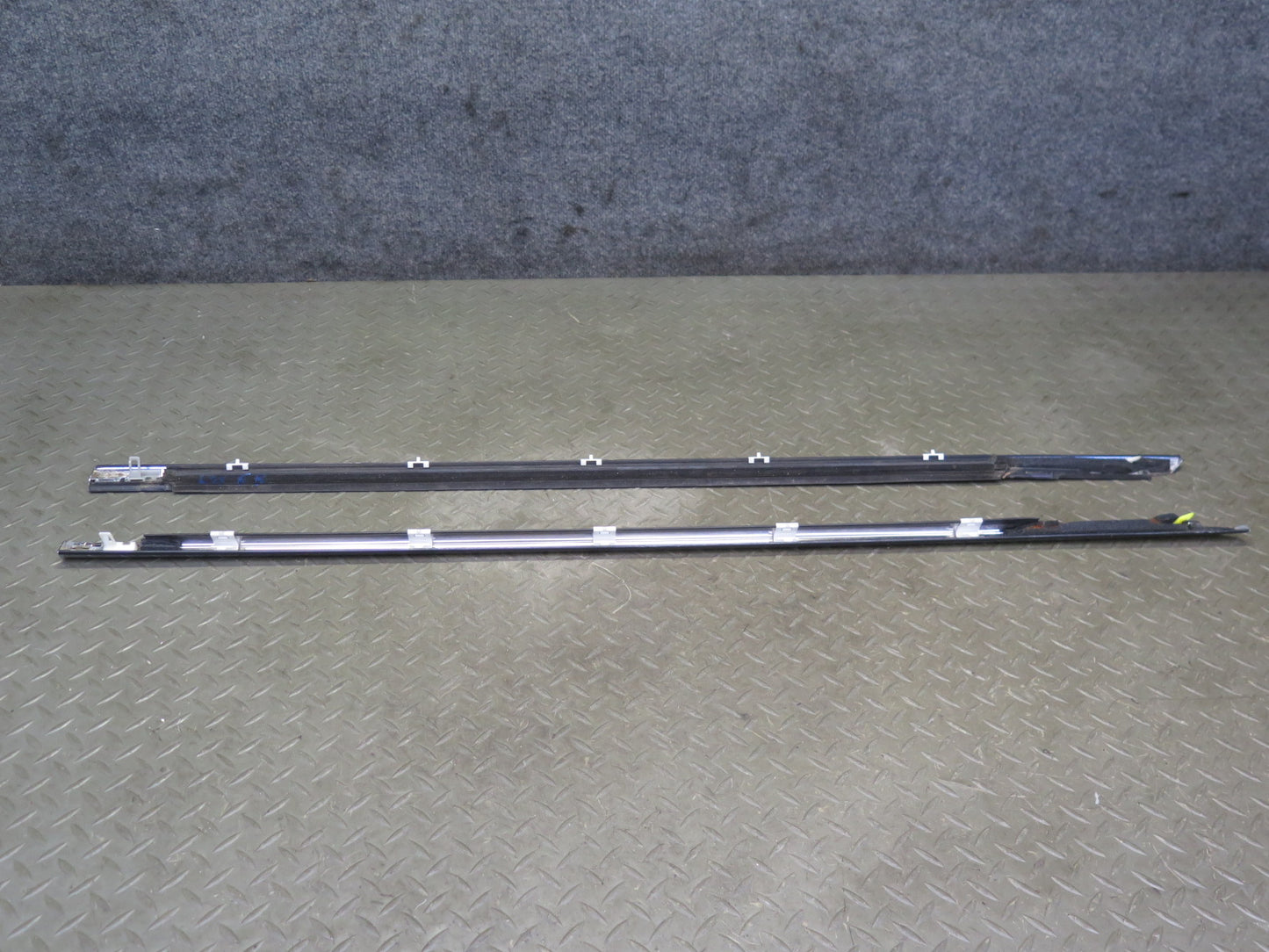 01-06 Lexus UCF30L LS430 Front Right & Left Door Weatherstrip Molding OEM