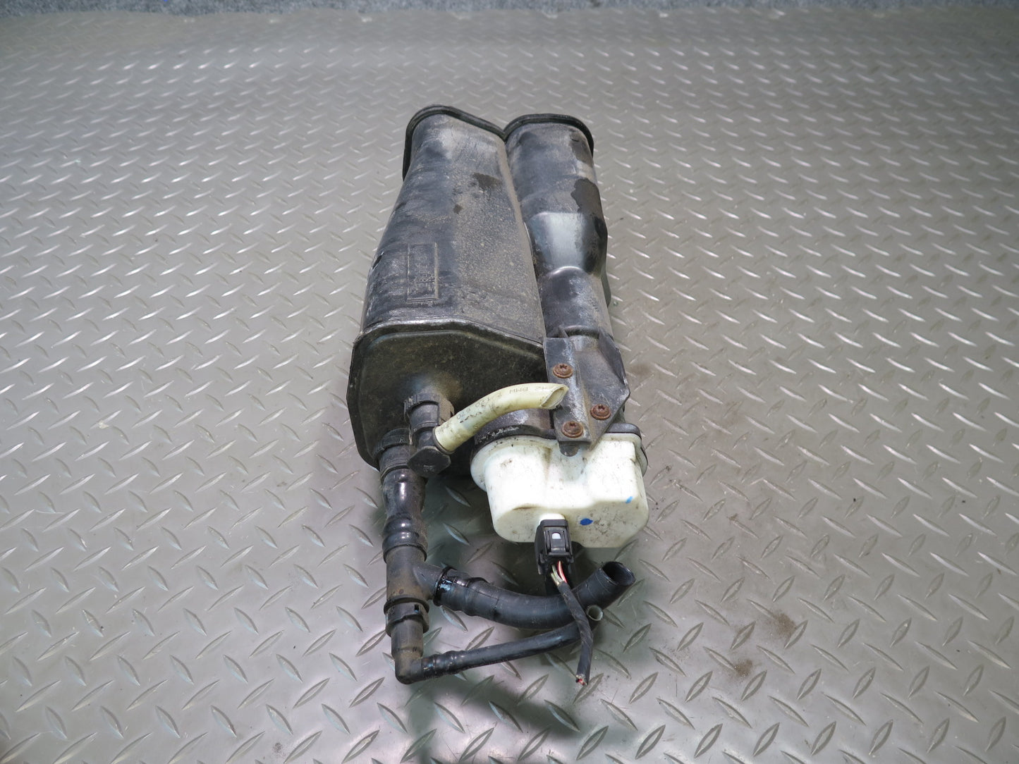 07-13 BMW E90 E92 E93 335i Fuel Evap Vapor Charcoal Canister 6765741 OEM