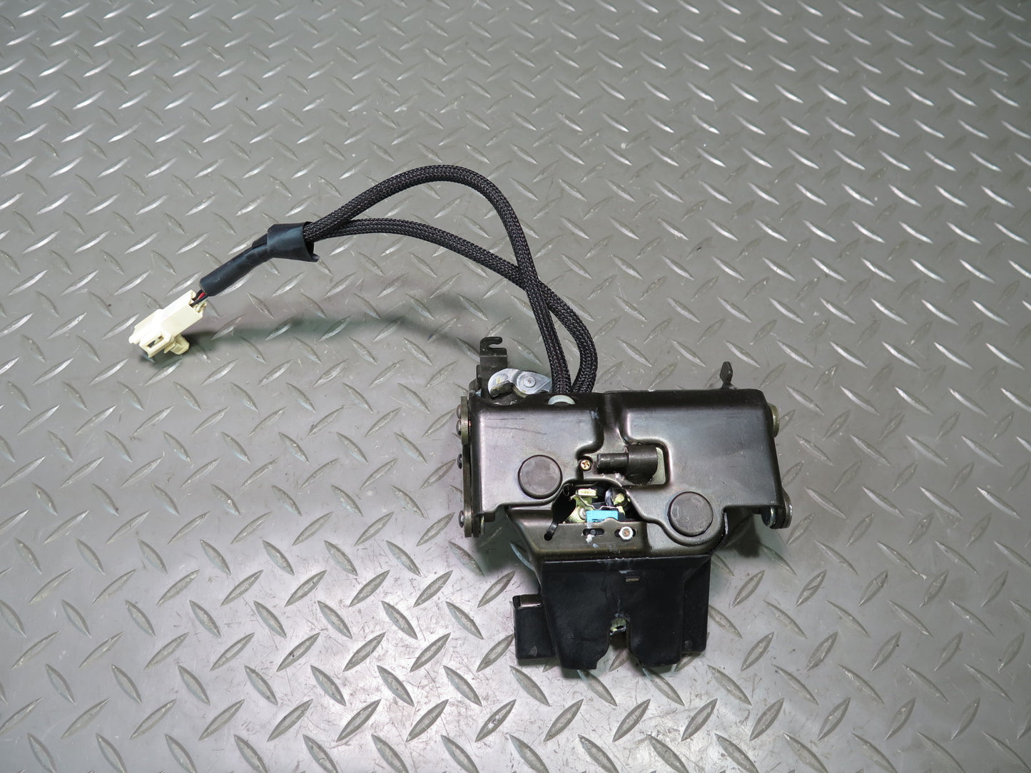 02-10 Lexus Z40 SC430 Rear Trunk Lid Lock Latch Actuator OEM