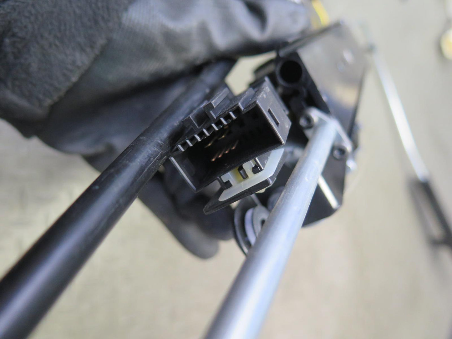 07-13 BMW E93 335i Convertible TOP Roof Lock Latch Motor Striker Assembly OEM