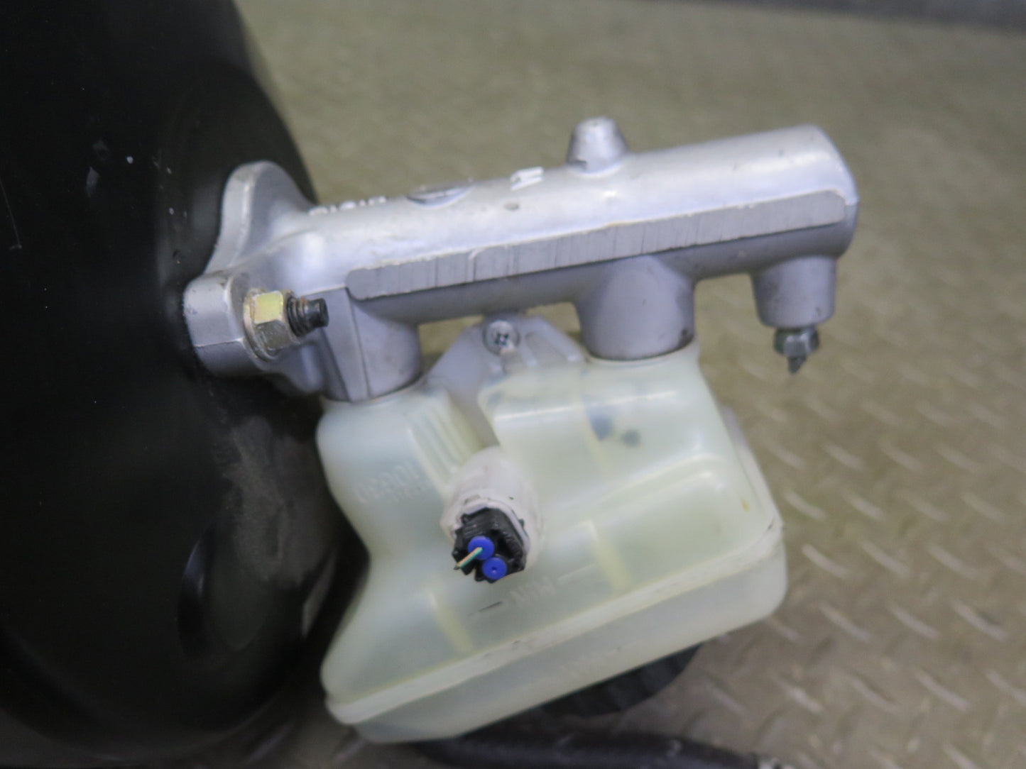 04-06 Lexus UCF30L LS430 Brake Master Cylinder Booster Fluid Reservoir OEM