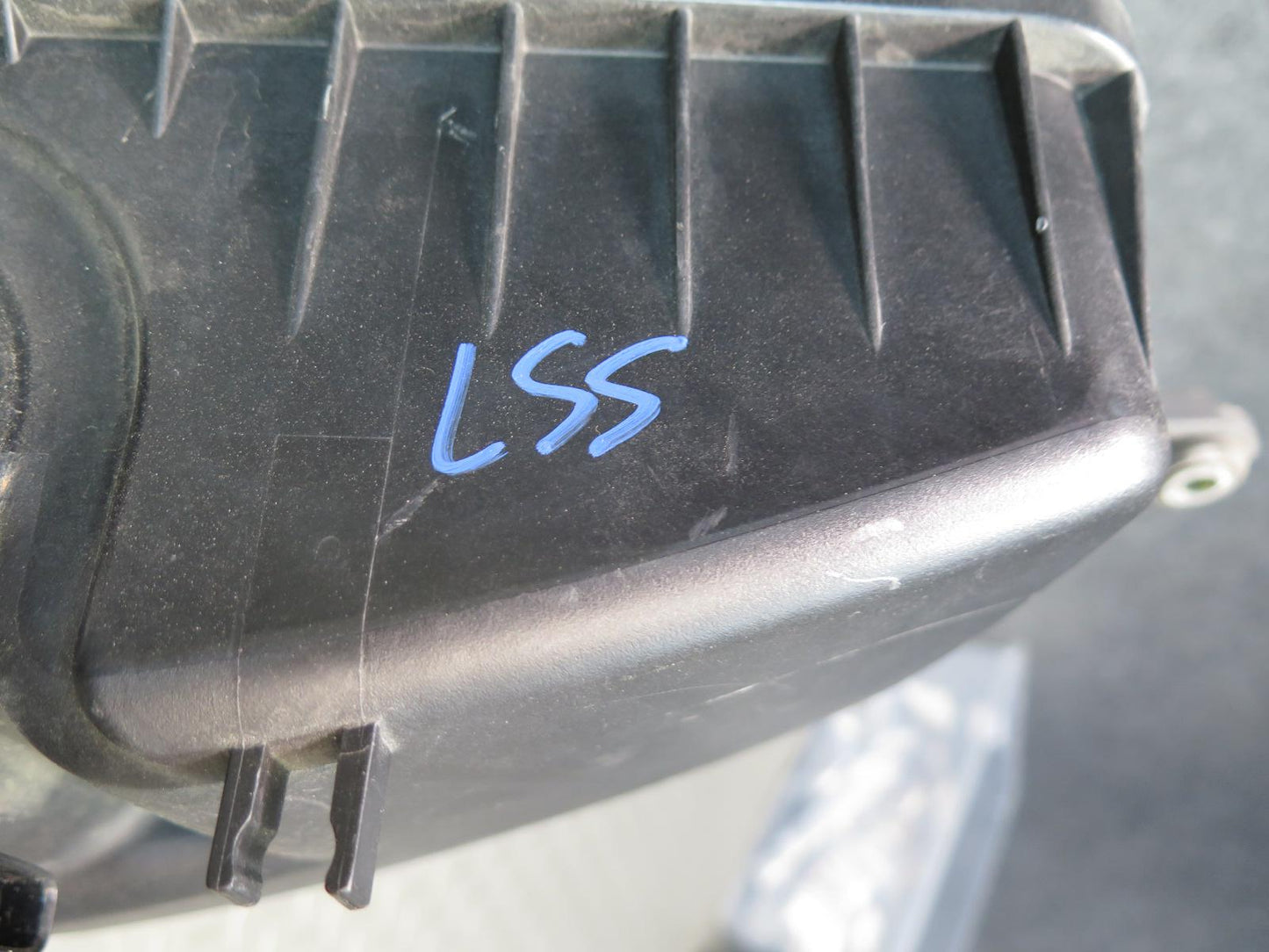 04-06 Lexus UCF30L LS430 Air Intake Cleaner Filter Box w MAF & Vacuum Switch OEM