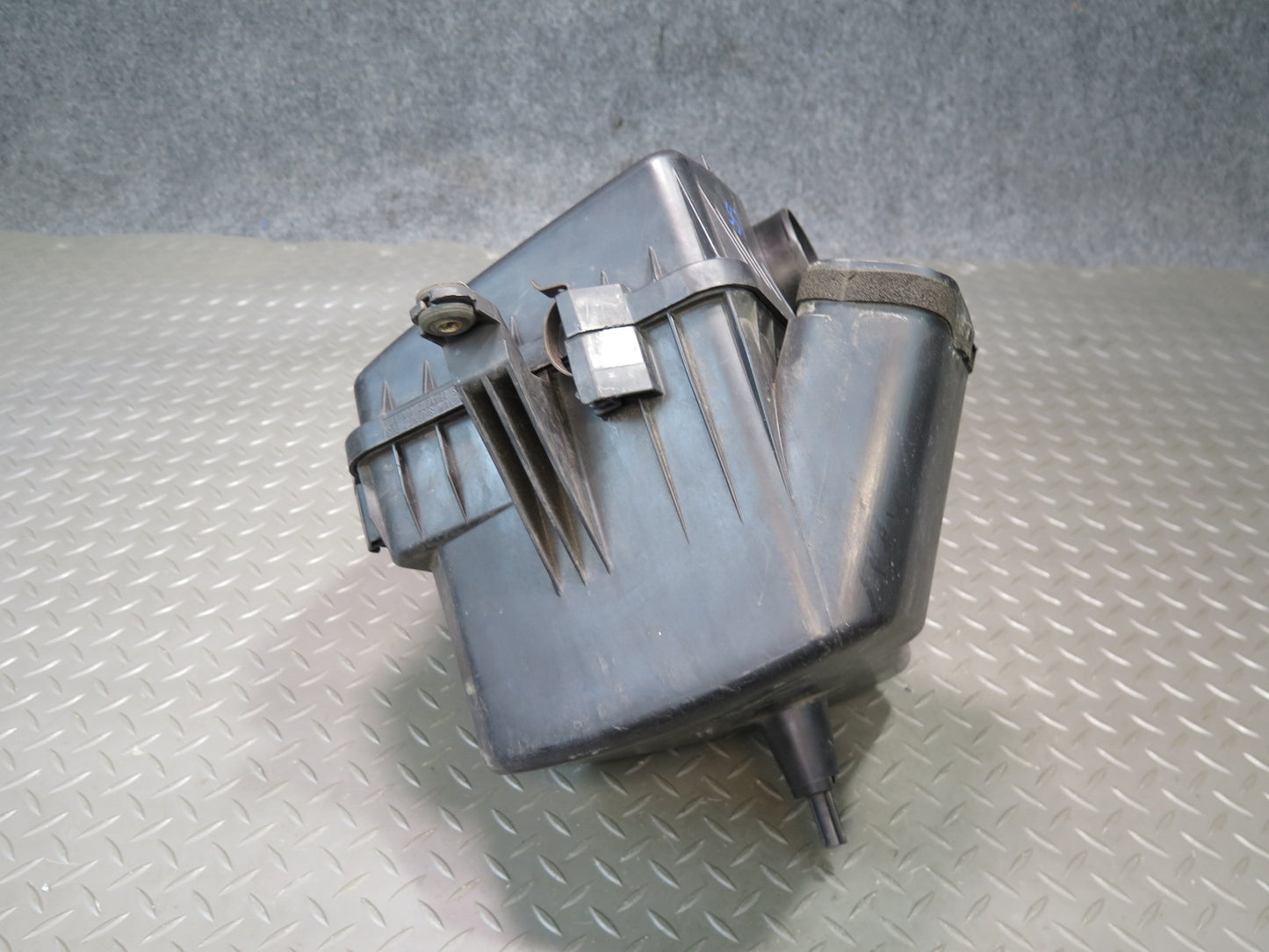 04-06 Lexus UCF30L LS430 Air Intake Cleaner Filter Box w MAF & Vacuum Switch OEM