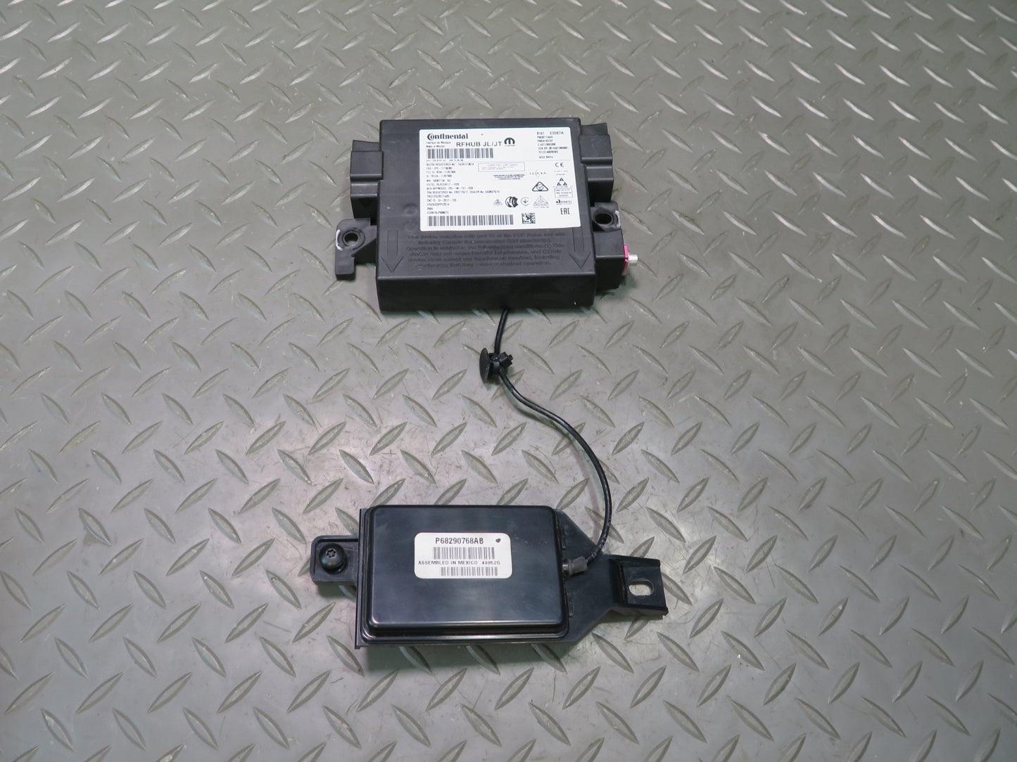 18-23 Jeep Wrangler JL Keyless Entry Antenna Receiver Control Module Set OEM