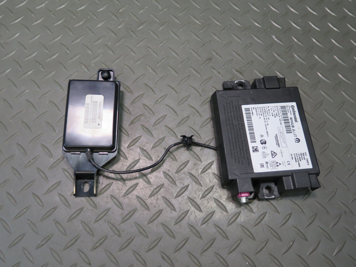 18-23 Jeep Wrangler JL Keyless Entry Antenna Receiver Control Module Set OEM