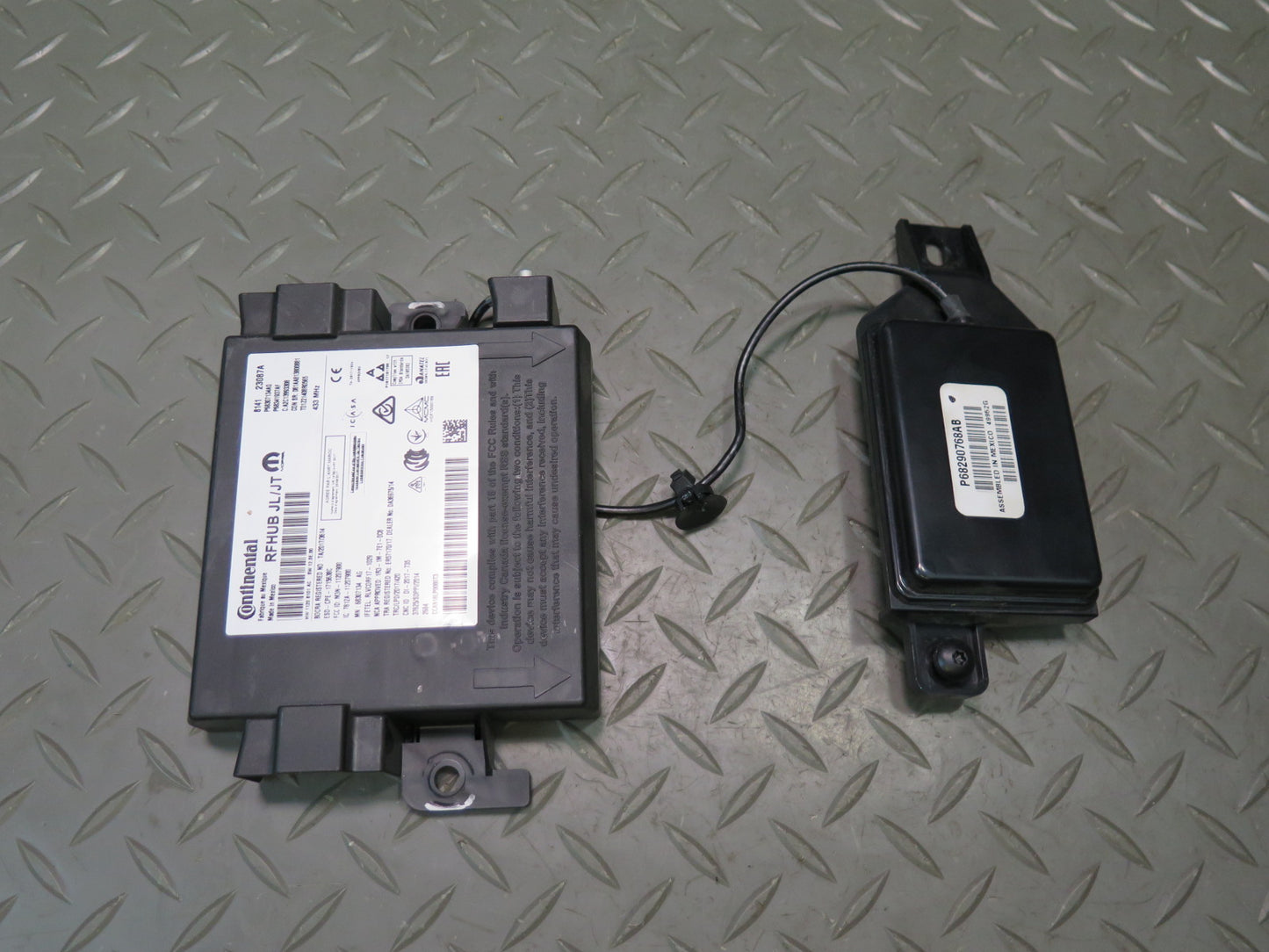 18-23 Jeep Wrangler JL Keyless Entry Antenna Receiver Control Module Set OEM