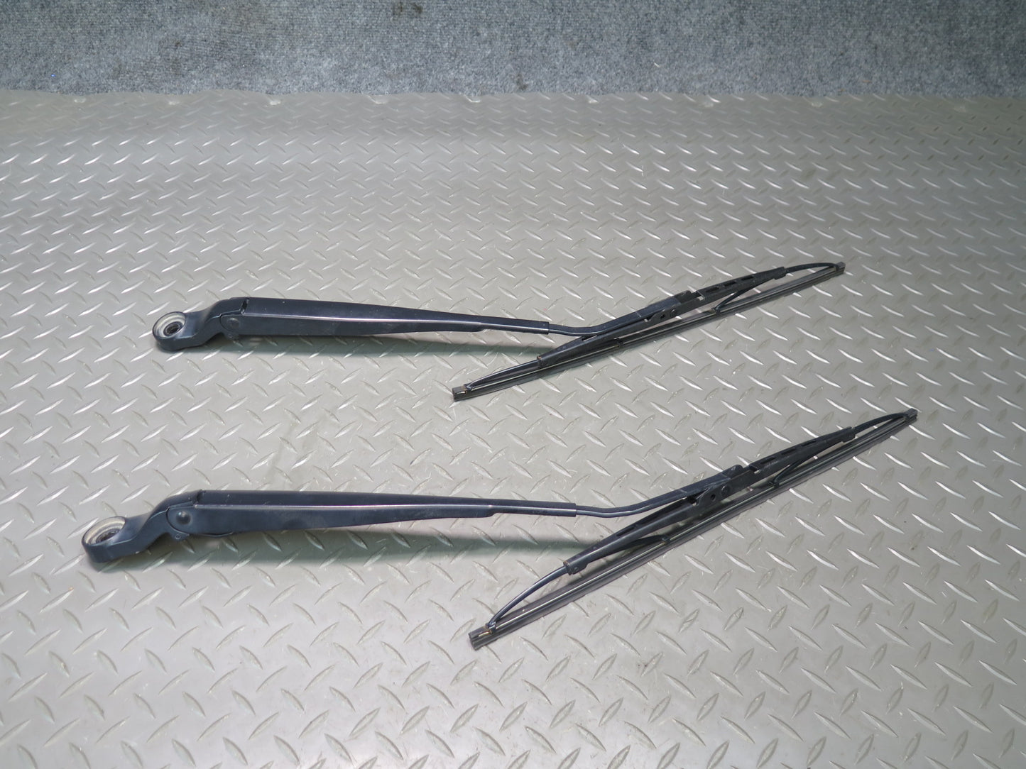 18-23 Jeep Wrangler JL Set of 2 Front Left & Right Wiper Arm 68293014AA OEM
