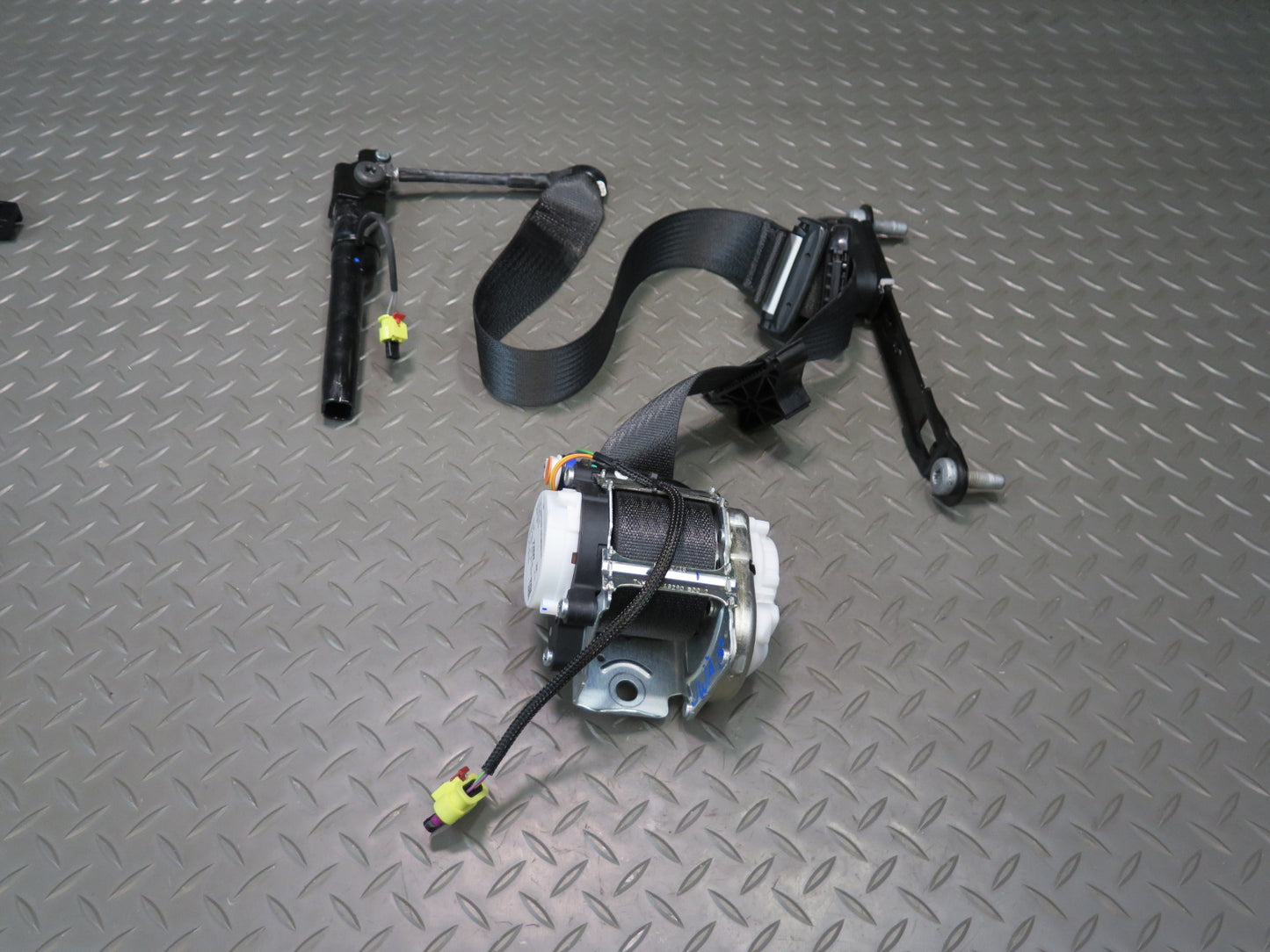 18-21 JEEP WRANGLER UNLIMITED RUBICON JL FRONT RIGHT SIDE SEATBELT RETRACTOR OEM