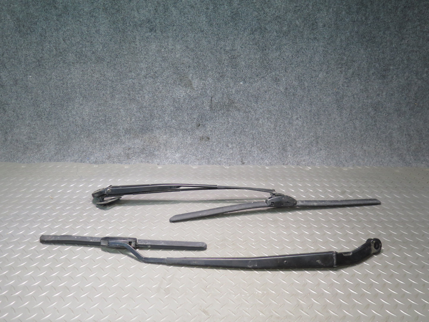 01-06 Lexus UCF30L LS430 Set of 2 Front Left & Right Wiper Arm OEM