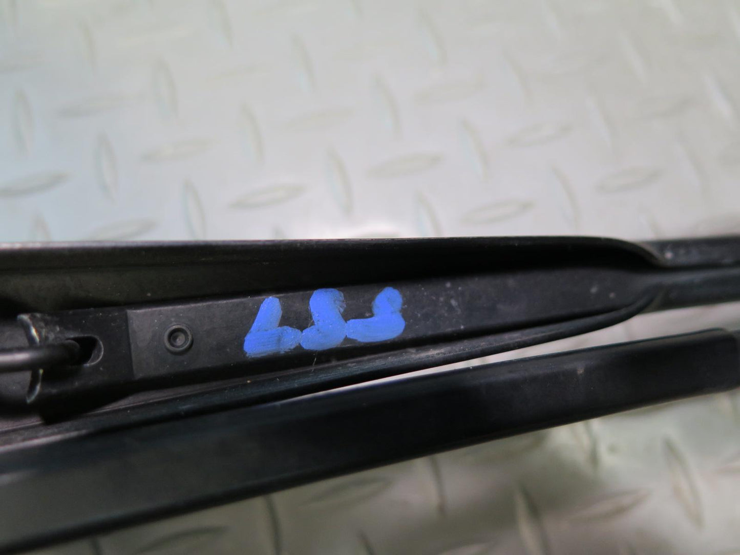 01-06 Lexus UCF30L LS430 Set of 2 Front Left & Right Wiper Arm OEM